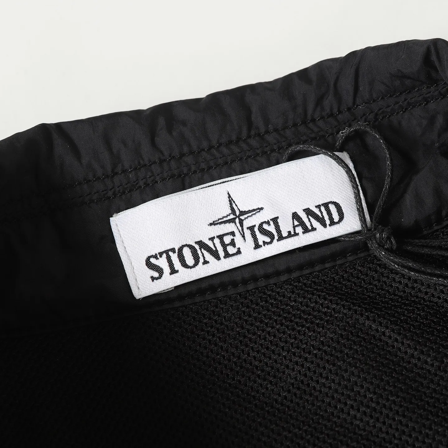 P360 STONE ISLAND black metal nylon jacket Lapel zipper design Breathable mesh inside Made of customized metal nylon fabric Cost is quite high Y-shaped cross-section Fastness level 3 or above Windproof, anti-splash, anti-static Garment dyeing technology gives a unique light metallic luster Simple and elegant design Compass mark on the left chest Left sleeve logo Uniform for men and women Suitable for daily commuting Size: S M L XL
